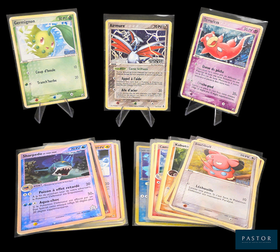 Plusieurs cartes Pokémon sont disposées en rangée sur un fond noir.