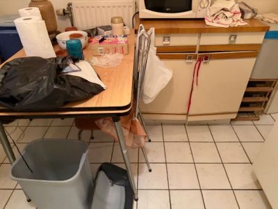 1 lot de vaisselle + 1 table en formica avec une chaise