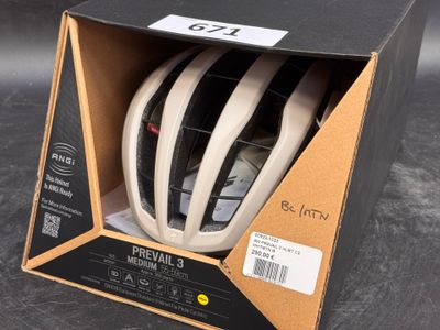 une boîte contenant un casque, posée sur une table