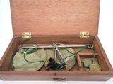 une boîte en bois contenant tout un tas d'outils