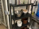 une étagère avec des casseroles et des poêles dans une cuisine