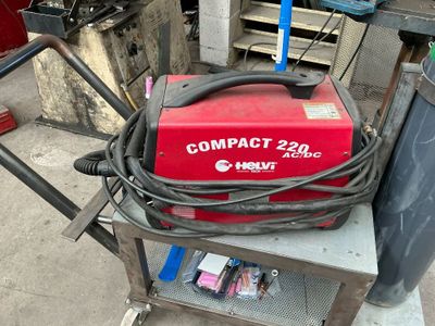 une boîte rouge posée sur une table