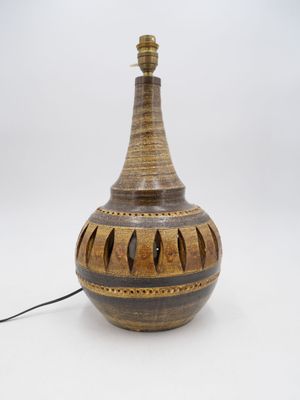 une lampe marron et noire posée sur une table blanche