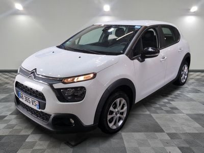 la citrole blanche est garee sur un carrelage en damier