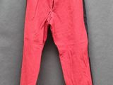 un pantalon rouge suspendu à un portant