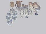beaucoup de verres à vin et un pichet sur la table