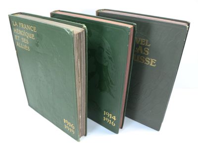 trois livres sont empilés sur une surface blanche