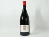 une bouteille de vin posée sur une table
