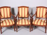 trois chaises en bois avec des assises et des accoudoirs rembourrés à rayures
