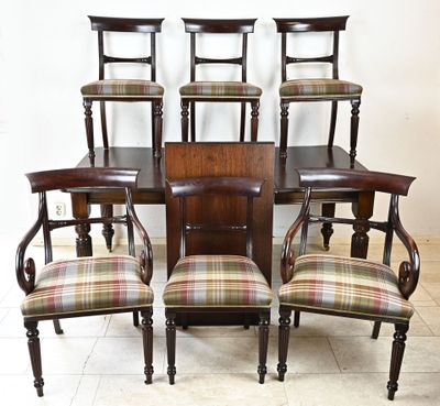 six chaises et une table dans une pièce