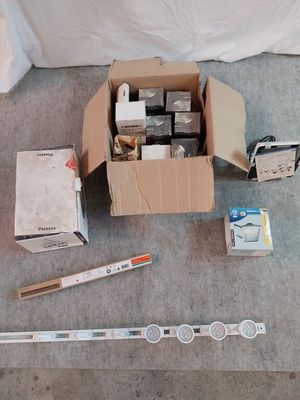 beaucoup d'objets posés sur le sol