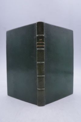 un vieux livre posé sur une table blanche à côté d'un mur blanc