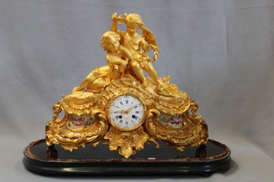 Importante pendule en régule à patine dorée représentant un …