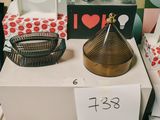 de nombreux modèles d'horloges exposés dans un magasin