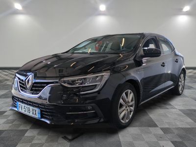 la voiture noire est garée sur le sol en damier d'un garage