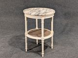 une petite table blanche avec un plateau en marbre, posée sur un tapis gris