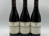 trois bouteilles de vin posées sur une table l'une à côté de l'autre