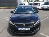 une voiture noire garée dans un parking