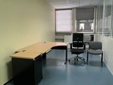 un bureau vide avec un bureau et des chaises à l'intérieur