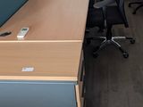 un bureau avec un écran et une chaise dans une pièce