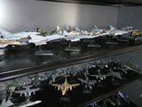 de nombreux modèles réduits d'avions exposés sur une étagère