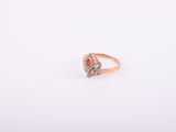 une image représentant une bague en or sertie d'un rubis et d'une topaze blanche