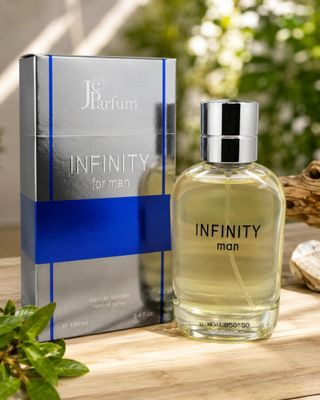 un flacon de parfum posé sur une table, à côté d'une boîte