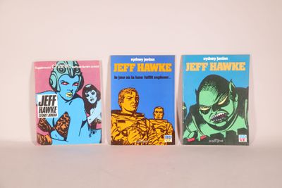 trois livres posés sur une table
