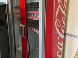 un distributeur de Coca-Cola dans un coin de la pièce