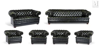 ensemble de quatre canapés et fauteuils en cuir noir sur fond blanc