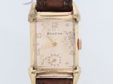 une photo d'une montre-bracelet plaquée or avec un bracelet en cuir marron