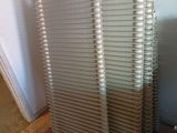 un radiateur dans un coin de la pièce, près d'un mur
