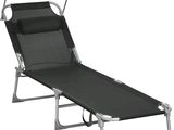 une chaise de jardin noire sur laquelle est posé un plateau