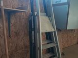 une échelle adossée au mur d'une pièce