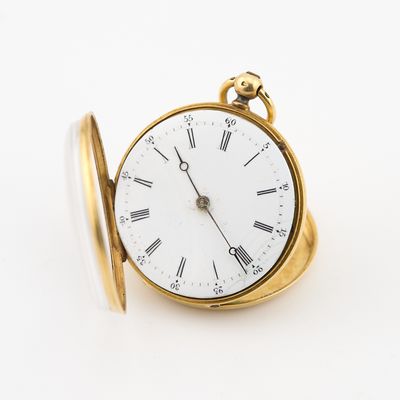 montre de poche avec des chiffres romains sur le cadran et des aiguilles