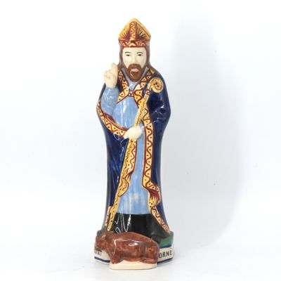 figurine représentant un homme vêtu d'une robe bleue, tenant un chien en laisse
