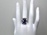 gros plan de la main d'une personne portant une bague