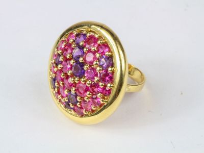 Bague cocktail en or jaune ornée d'un pavages de saphirs ros…