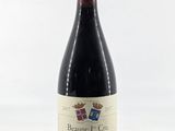 la bouteille de vin rouge est posée sur une surface blanche