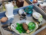 un plateau sur lequel sont posés de nombreux objets en verre