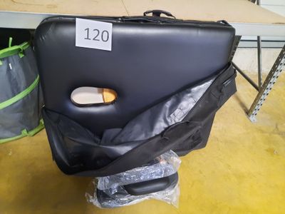 une valise noire avec un autocollant, posée par terre