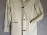 une photo d'une blouse blanche à capuche suspendue à un cintre