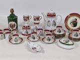 de nombreux types de tasses à café et de soucoupes sur la table
