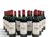 six bouteilles de vin alignées sur une surface blanche