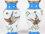une paire de vases bleus et blancs décorés d'oiseaux peints
