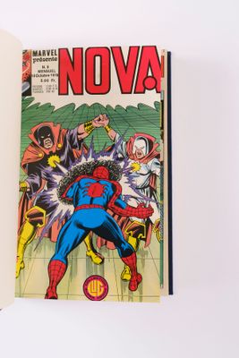 un livre ouvert sur lequel figure l'image d'un groupe de super-héros