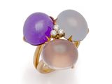 une image montrant un gros plan d'une bague sertie de trois pierres de couleurs différentes