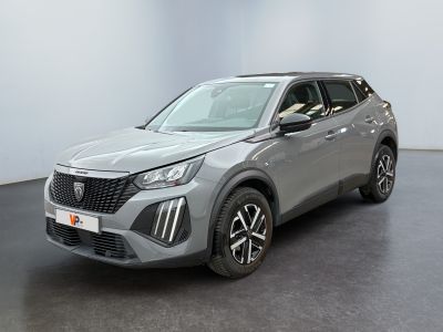 un SUV argenté garé dans une pièce au sol noir