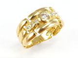 une image d'une bague en or avec des diamants sur un fond blanc