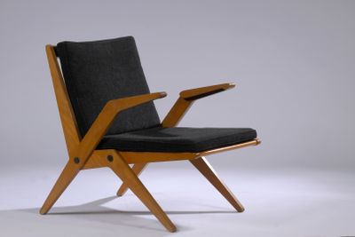 une image représentant une chaise noire avec une structure en bois sur fond blanc
